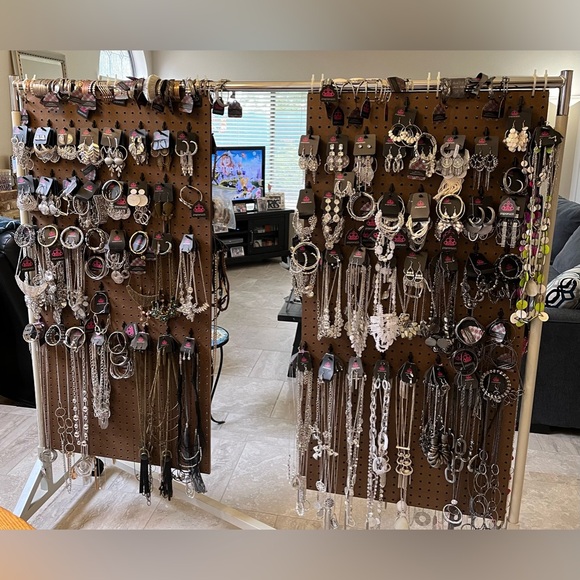 ✨✨HOLIDAY PAPARAZZI JEWELRY SALE✨✨
Exclusive Offer: 20 Pieces for $60!! - Picture 2 of 3